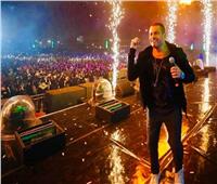 شاهد| عمرو دياب يقدم توزيعا جديدا لـ «يوم تلات» في حفله بالرياض