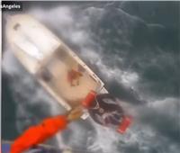فيديو| طائرة خفر سواحل تنقل راكب أمواج نهشته سمكة قرش بكاليفورنيا 