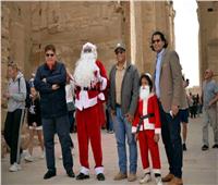  بابا نويل يوزع الهدايا الفرعونية والورود على السائحين بمعبد الكرنك احتفالا بالكريسماس