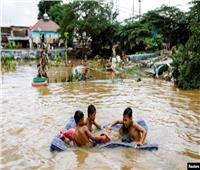 ارتفاع حصيلة ضحايا الفيضانات والانهيارات الأرضية بإندونيسيا إلى 30 قتيلا