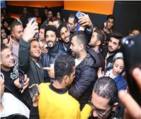صور| خالد النبوي يشاهد «يوم وليلة» بالسينمات.. ويلتقط «سيلفي» مع الجمهور