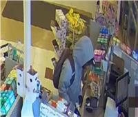 بدون تهديد أو أسلحة.. رجل يسرق صيدلية والسر في «الورقة»| فيديو