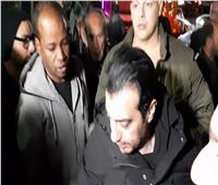 صور وفيديو| انهيار إيهاب توفيق في جنازة والده