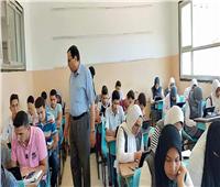 طلاب الصف الأول الثانوي يؤدون امتحان اللغة العربية وفقًا لنظام التقييم