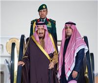 قادماً من سلطنة عمان.. خادم الحرمين الشريفين يصل الرياض