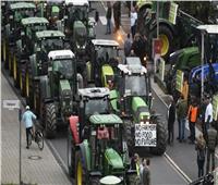 آلاف المزارعين الألمان على جراراتهم يتظاهرون ضد لوائح بيئية للحكومة