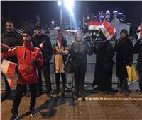الجالية المصرية في لندن يستقبلون «السيسي» أمام مقر إقامته بهتاف «تحيا مصر»