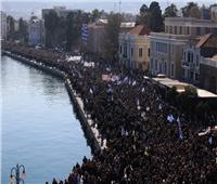 آلاف المواطنين بالجزر اليونانية يتظاهرون بشدة ضد ازدحام مخيمات اللاجئين