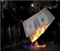 ردًا على خطته.. متظاهرون فلسطينيون يحرقون صورة «ترامب» في رام الله
