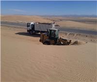 شمال سيناء تبحث آلية رفع الرمال للحد من إغلاق الطرق