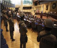 بالفيديو| الشرطة تقتحم برلمان السلفادور بسبب «طائرة هليكوبتر وملابس»