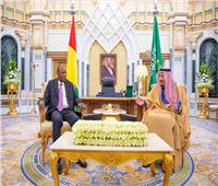 خادم الحرمين يبحث مع رئيس غينيًا لتعزيز التعاون بين البلدين