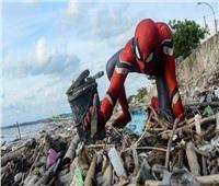 خوفا على الحياة البرية.. «سبايدرمان» ينظف شوارع إندونيسيا