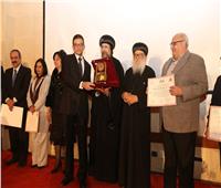 المركز الثقافي القبطي الأرثوذكسي يسلم جائزة الدكتور مكرم مهنى