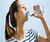 طبيب باطني يكشف العلاقة بين الصداع وشرب الماء