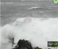 فيديو| أمواج عالية تعصف بجزيرة باردزى فى بريطانيا