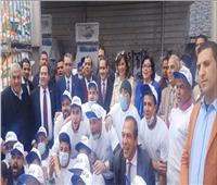 بهتافات تحيا مصر .. وزيرة الهجرة تلتقط صورة تذكارية مع عمال الدهانات بأحد مصانع الغربية