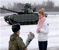 تقاليع| ضابط روسي يستعين بالدبابات ليطلب يد حبيبته 