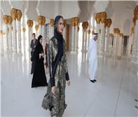 شاهد| بـ«الحجاب».. إيفانكا ترامب تتجول بمسجد الشيخ زايد في أبوظبي