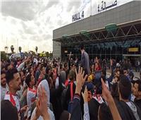 جماهير الزمالك تشعل مطار القاهرة في استقبال «أبطال السوبر» | صور
