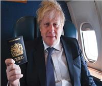 صور..البريطانيون يحتفلون بجواز سفرهم الأزرق 