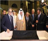 «خالد عناني» يتسلم كسوة الكعبة لمتحف الآثار بالعاصمة الإدارية الجديدة