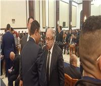 بالفيديو| حبيب العادلي يصل عزاء الرئيس الراحل مبارك