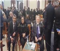 بالفيديو| يحيى الفخراني ولميس جابر يصلان عزاء الرئيس الراحل مبارك