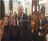أحمد نظيف يلتقط صورا تذكارية مع الحاضرين في عزاء الرئيس الراحل مبارك