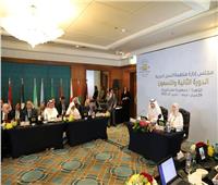 درع «العمل العربية» لرؤساء الفرق المشاركة في المؤتمر السنوي بـ«عُمان»