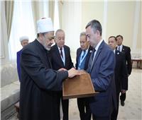 رئيس جمهورية أوزباكستان يهدي شيخ الأزهر مخطوطًا من الهداية للميرغناني