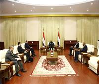 اللواء عباس كامل ينقل للبرهان تحيات الرئيس السيسي وتضامن مصر مع السودان لمواجهة الإرهاب