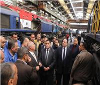 صور| وزير النقل يتابع أعمال العمرة الجسيمة لـ41 «جرار EMD»