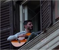 فيديو| بعد عزلهم بمنازلهم.. إيطاليا تحارب «الكورونا» بالغناء