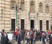 فيديو | رغم التحذيرات تكدس في صلاة الجمعة بمسجد السيد عائشة