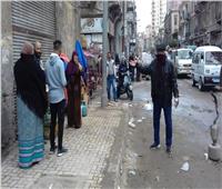أمن الإسكندرية يخلي سوق الجمعة من الباعة للوقاية من «كورونا»