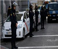 الشرطة الإسبانية تغني للمواطنين وتحتفي بالطواقم الطبية للتخفيف من معاناة كورونا