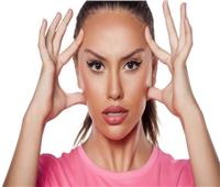 استشاري الأمراض الجلدية تحدد المناطق التي يعالجها حقن الفيلر للوجه