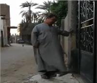 بالفيديو.. بكاء مؤثر لشاب من ذوي الاحتياجات الخاصة بسبب إغلاق باب المسجد
