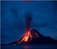 بركان ميرابي الإندونيسي يثور ويطلق سحابة كثيفة من الرماد