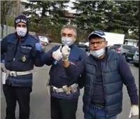 فيديو| مصريون ينظمون حملة تبرع بوجبات وأغذية في إيطاليا.. بشعار Forza Italia  وتحيا مصر