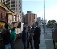 صور| إزالة عربات الطعام بكورنيش الإسكندرية لمكافحة كورونا