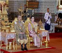 ملك تايلاند يعزل نفسه من كورونا بفندق فخم مع 20 محظية