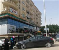 امسك مخالفة| زحام كبير أمام أحد بنوك الهرم