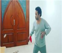 فيديو| سامح حسين يلعب التنس أثناء العزل المنزل