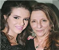 اليوم| تشييع جثمان والدة الفنانة دنيا عبد العزيز