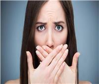 3 نصائح للتخلص من رائحة الفم بعد تناول «الفسيخ والرنجة والبصل»