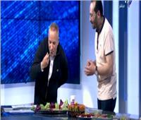 فيديو| رغم تحذيرات الأطباء.. أحمد موسى يتناول الفسيخ على الهواء‎