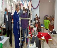محافظ القاهرة يتفقد ورشة لتصنيع الملابس بالاسمرات