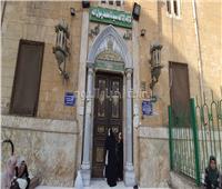 حكايات| بكاء على أبواب «الحسين».. أم وابنتها تبحثان عن نفحات المسجد المغلق